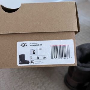 Toddler girl grey Ugg boot with metallic detail size toddler 6 gently used